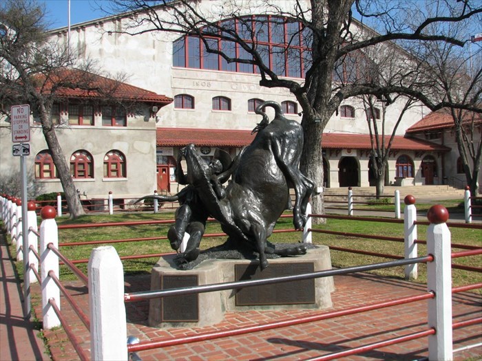 a statue of a horse